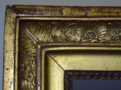 Cadre en bois et stuc doré à décor de frises...