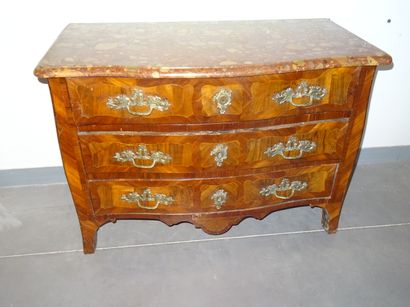 Commode Louis XV à façade galbée en bois...
