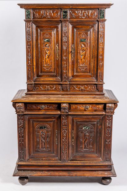 Buffet deux corps en noyer mouluré et sculpté....