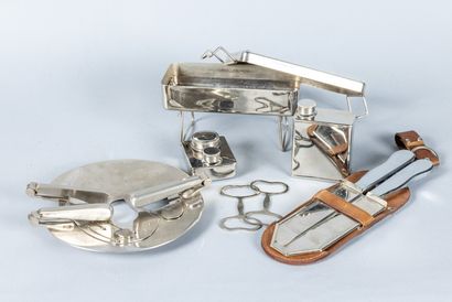 Coffret en métal, deux couteaux et un rétracteur...