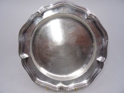 Assiette à contours en argent à décor armorié....