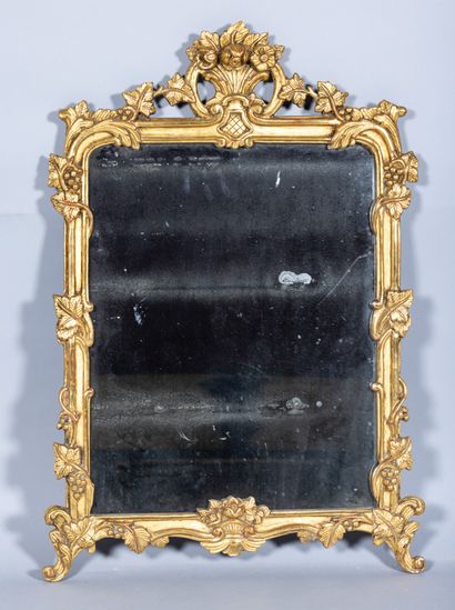 Miroir dans le goût du XVIII° en bois sculpté...