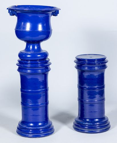 Deux colonnes et une vasque en terre cuite...