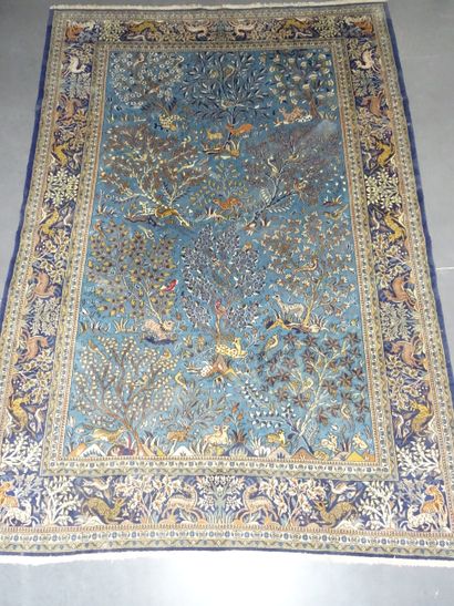 IRAN: Tapis en laine à fond bleu à décor...
