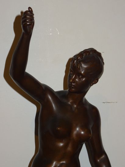 Femme nue tenant une fleur. Sujet en bronze...