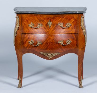 Commode de style Louis XV en bois de placage...