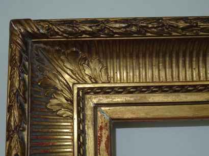 Cadre en bois et stuc doré à motif de cannaux,...