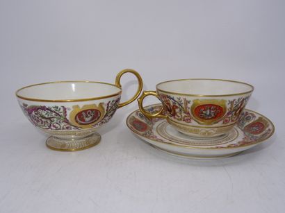 SEVRES : Tasse et sous-tasse en porcelaine...