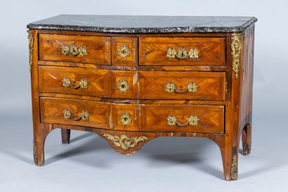 Commode Louis XV en bois de placage façade...
