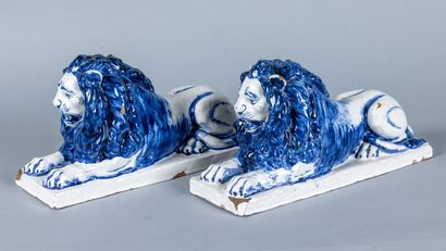 Paire de lions couchés en céramique émaillée...
