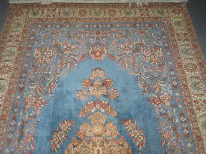 Tapis en laine aux points noués à décor d'un...