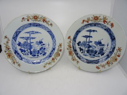 CHINE : Deux assiettes en pendant de la Compagnie...