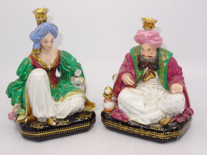 Jacob PETIT: Deux flacons en porcelaine représentant...