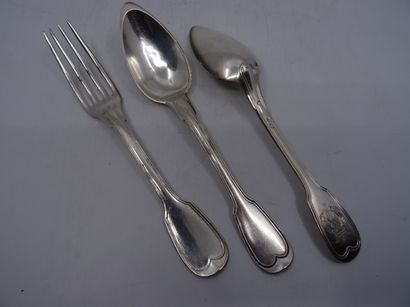 Quinze grands couverts à filets en argent...