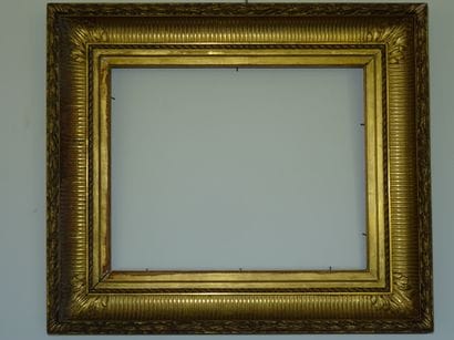 Cadre en bois et stuc doré à motif de cannaux,...