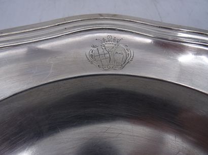 Assiette à contours en argent à décor armorié....