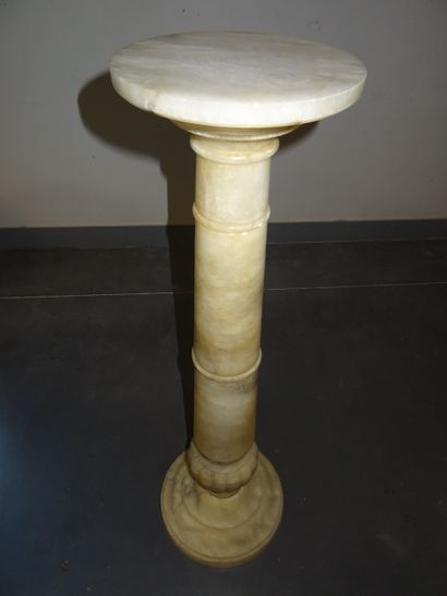 Colonne en albâtre à fût balustre bagué orné...
