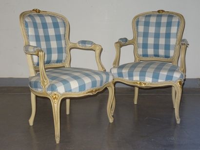 Paire de fauteuils cabriolets de style Louis...