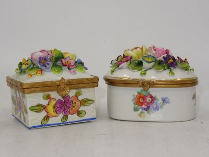 Deux petites boites en porcelaine dans le...