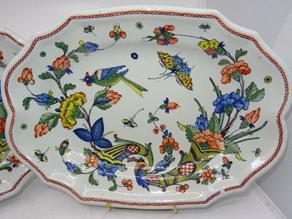 ROUEN : Paire de jolis plats en faience de...