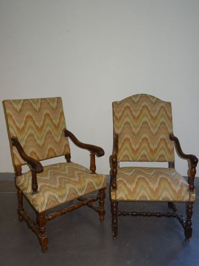 Deux fauteuils: Un d'époque Louis XIII en...