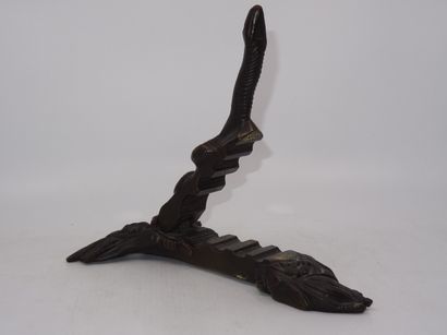 Mâche-bouchon en bronze à patine brune représentant...