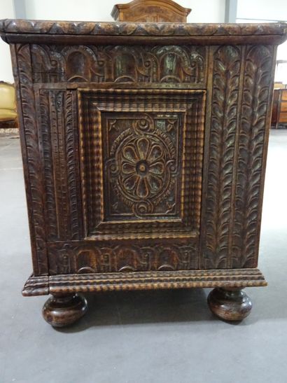 Petit meuble en bois sculpté ouvrant par...