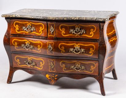 Commode galbée toutes faces en placage de...
