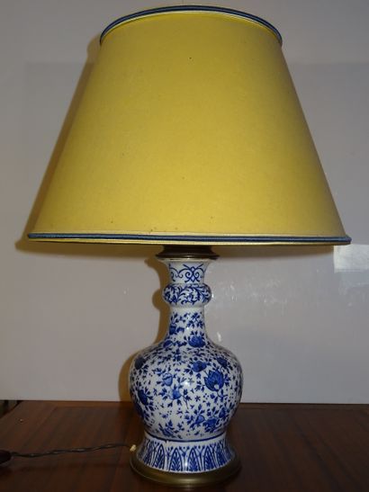 IRAN: Lampe porcelaine bleu et blanc de style...