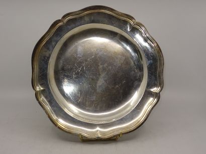 Assiette à contours en argent XVIIIe. Poids:...