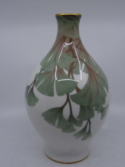 SEVRES : Vase en porcelaine à décor de feuillages...
