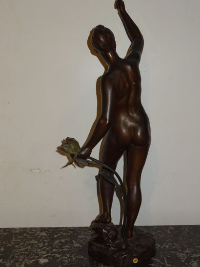 Femme nue tenant une fleur. Sujet en bronze...