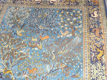 IRAN: Tapis en laine à fond bleu à décor...