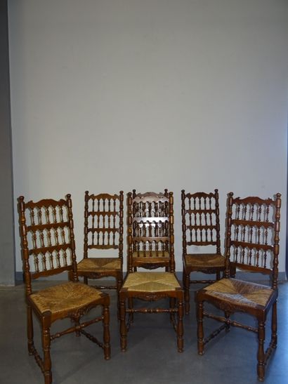 Suite de six chaises paillées en bois tourné...