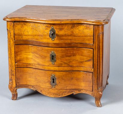 Petite commode de maîtrise en noyer de style...