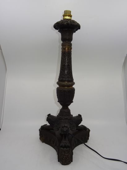 Lampe en métal repoussé de style Restauration...