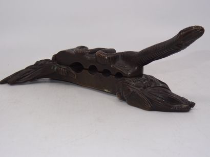 Mâche-bouchon en bronze à patine brune représentant...