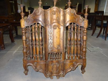 Pannetière en noyer mouluré à décor d'enroulements....