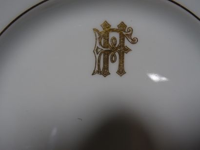 LIMOGES : Beau service de table en porcelaine,...