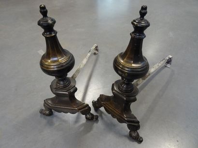 Paire de chenets en laiton patiné à décor...