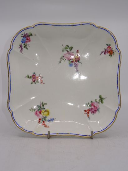 SEVRES : Jatte en porcelaine tendre à décor...