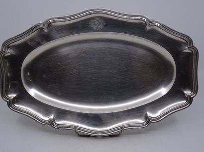 Plat ovale à contours et agrafes à décor...
