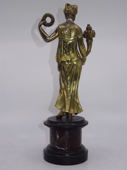 Statuette en bronze à patine argentée représentant...