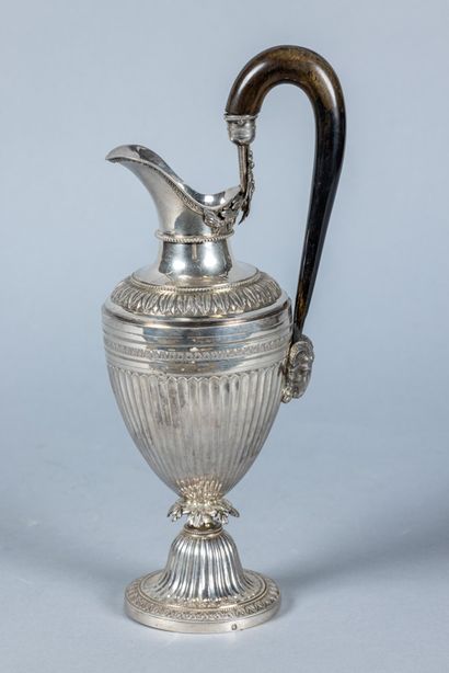 Aiguière en argent étranger à panse et piedouche...