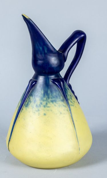 SCHNEIDER : Pichet en verre bleu et jaune...