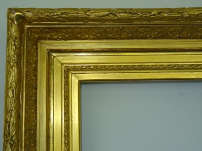 Beau cadre en bois et stuc doré à décor de...