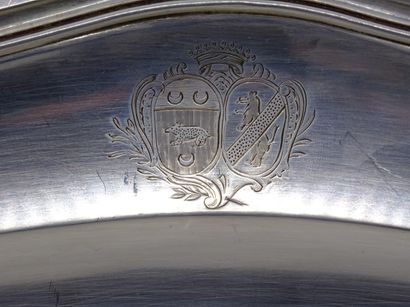 Grand plat ovale à contours et agrafes à...