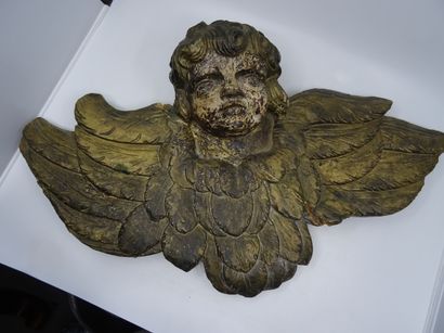 Tête d'angelot entouré d'ailes, en bois sculpté...