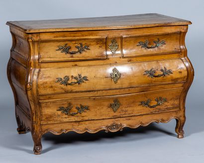 Commode tombeau en noyer galbée toutes faces...