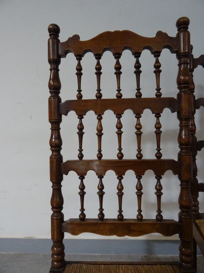 Suite de six chaises paillées en bois tourné...